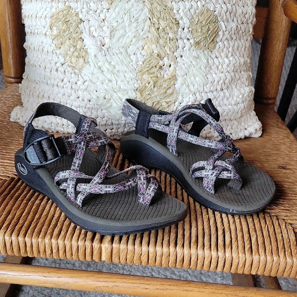 Chaco sport sandal with toe loop, size W7, black/gray/pink